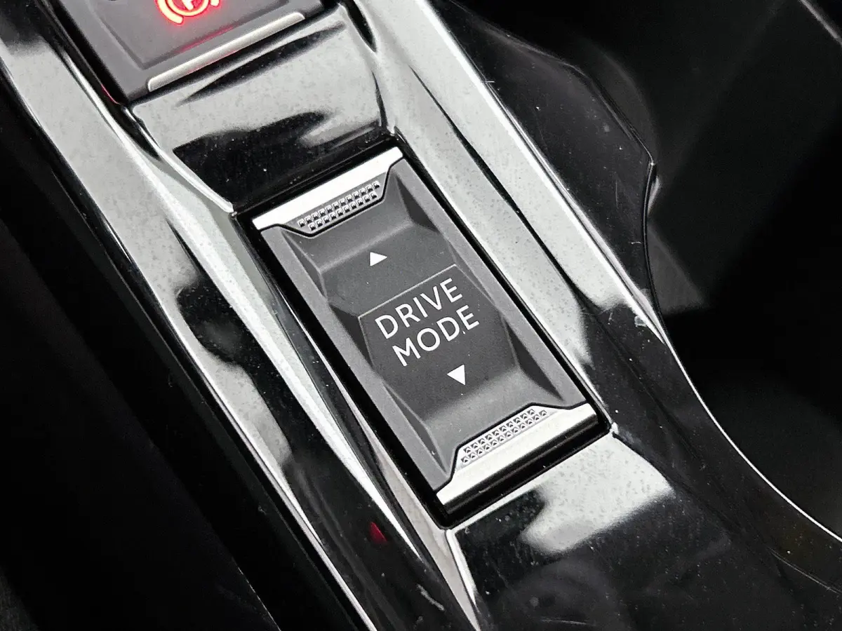 Allure Pack 100pk Automaat | Navigatie | Achteruitrijcamera | 3D Cockpit | Climate Control | Cruise Control | Parkeersensoren | Apple Carplay / Android Auto | DAB+ radio | Armsteun | Led kop