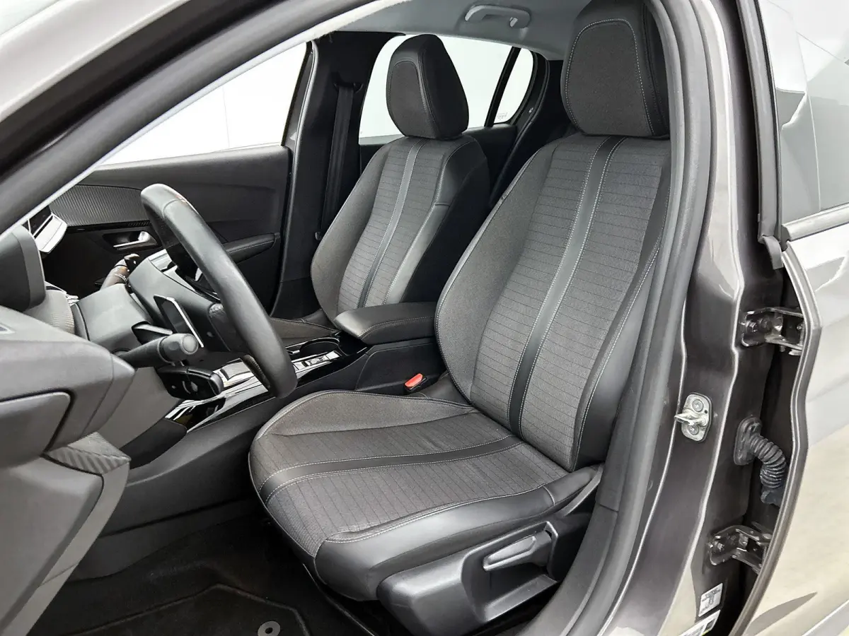 Allure Pack 100pk Automaat | Navigatie | Achteruitrijcamera | 3D Cockpit | Climate Control | Cruise Control | Parkeersensoren | Apple Carplay / Android Auto | DAB+ radio | Armsteun | Led kop
