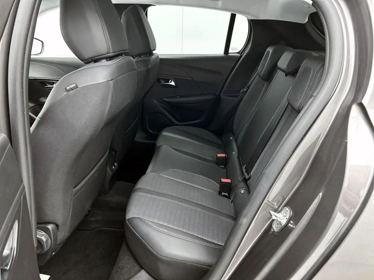 Allure Pack 100pk Automaat | Navigatie | Achteruitrijcamera | 3D Cockpit | Climate Control | Cruise Control | Parkeersensoren | Apple Carplay / Android Auto | DAB+ radio | Armsteun | Led kop