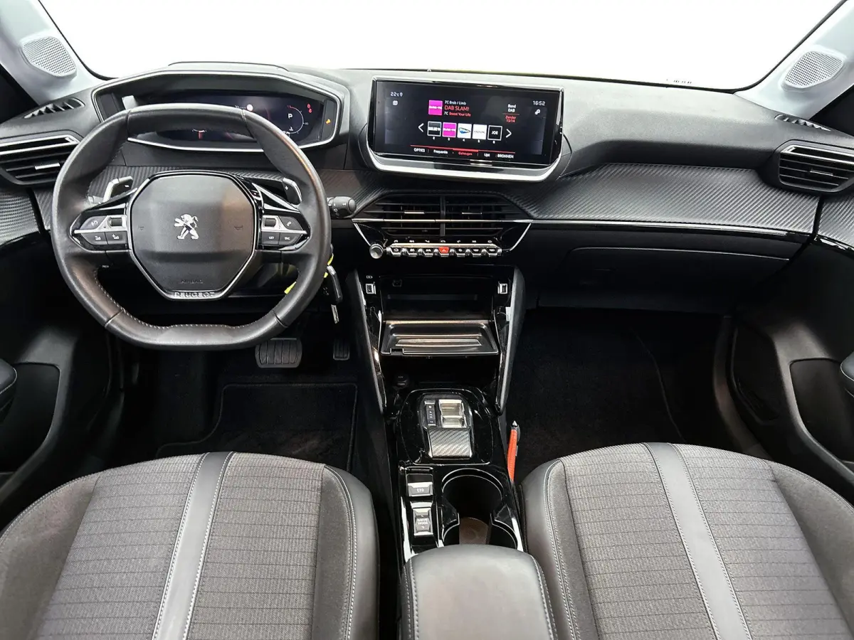 Allure Pack 100pk Automaat | Navigatie | Achteruitrijcamera | 3D Cockpit | Climate Control | Cruise Control | Parkeersensoren | Apple Carplay / Android Auto | DAB+ radio | Armsteun | Led kop