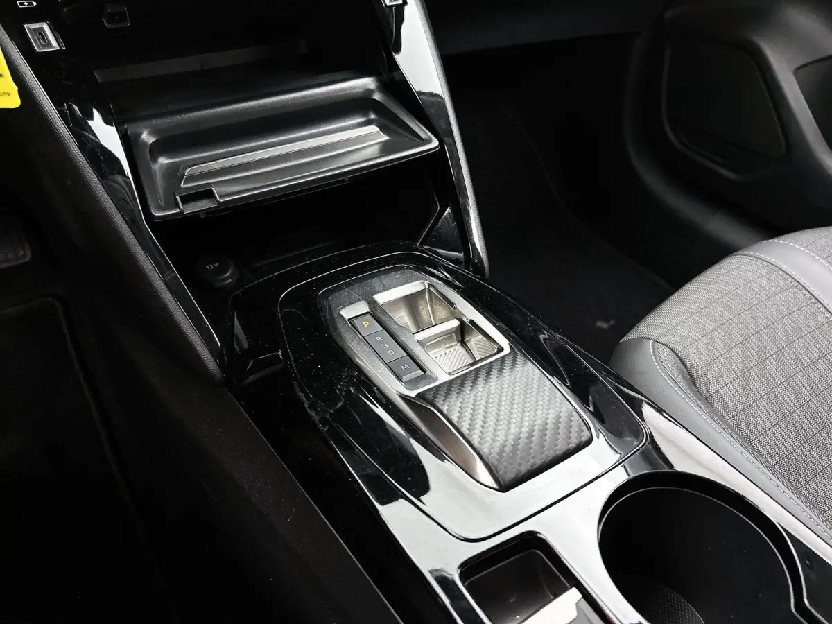 Allure Pack 100pk Automaat | Navigatie | Achteruitrijcamera | 3D Cockpit | Climate Control | Cruise Control | Parkeersensoren | Apple Carplay / Android Auto | DAB+ radio | Armsteun | Led kop
