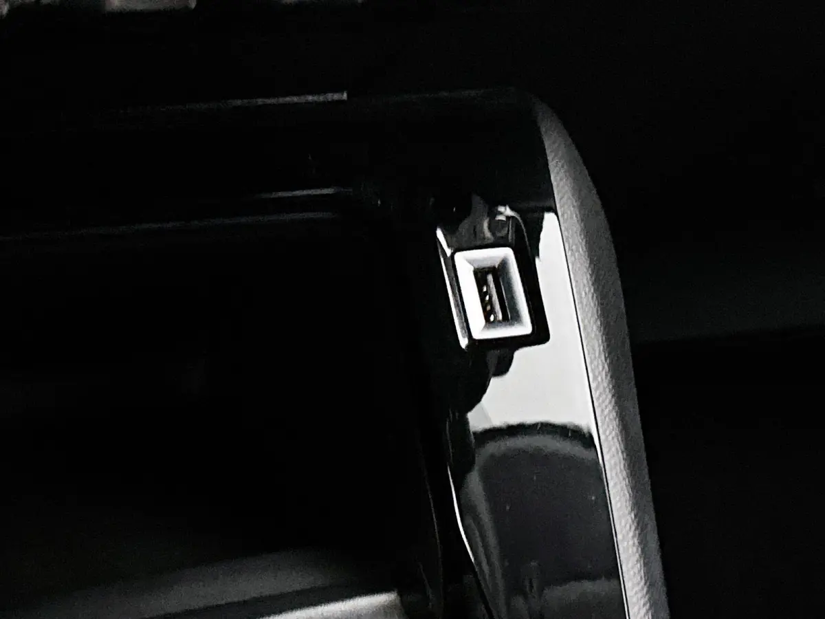 Allure Pack 100pk Automaat | Navigatie | Achteruitrijcamera | 3D Cockpit | Climate Control | Cruise Control | Parkeersensoren | Apple Carplay / Android Auto | DAB+ radio | Armsteun | Led kop