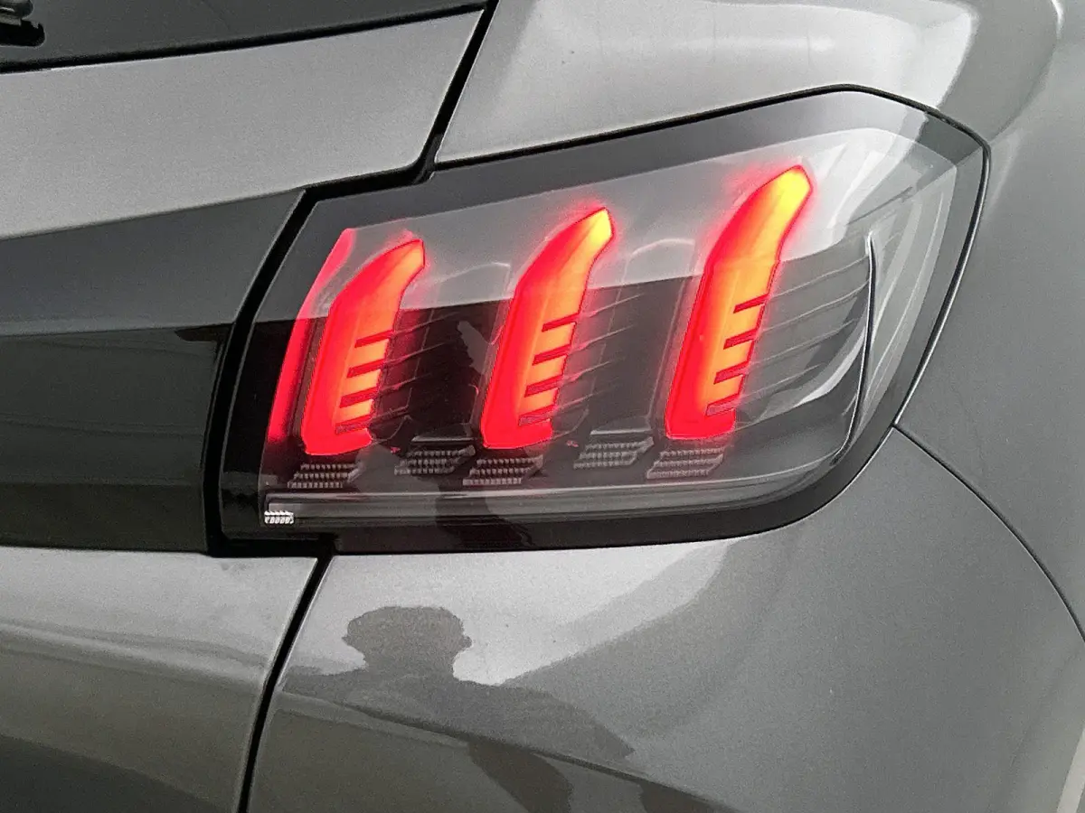 Allure Pack 100pk Automaat | Navigatie | Achteruitrijcamera | 3D Cockpit | Climate Control | Cruise Control | Parkeersensoren | Apple Carplay / Android Auto | DAB+ radio | Armsteun | Led kop