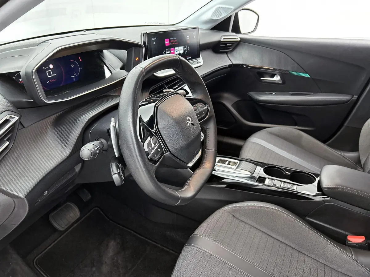 Allure Pack 100pk Automaat | Navigatie | Achteruitrijcamera | 3D Cockpit | Climate Control | Cruise Control | Parkeersensoren | Apple Carplay / Android Auto | DAB+ radio | Armsteun | Led kop