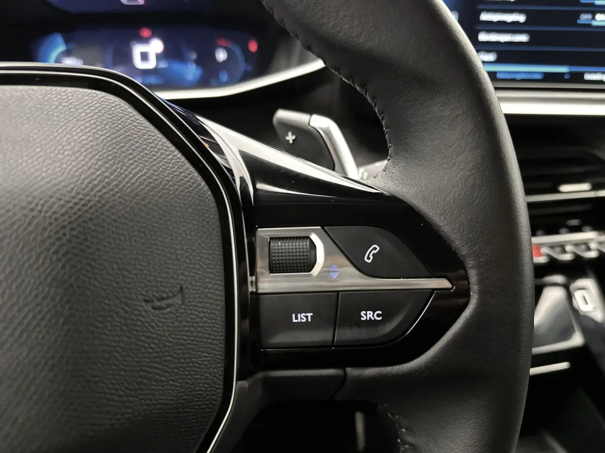 Allure Pack 100pk Automaat | Navigatie | Achteruitrijcamera | 3D Cockpit | Climate Control | Cruise Control | Parkeersensoren | Apple Carplay / Android Auto | DAB+ radio | Armsteun | Led kop