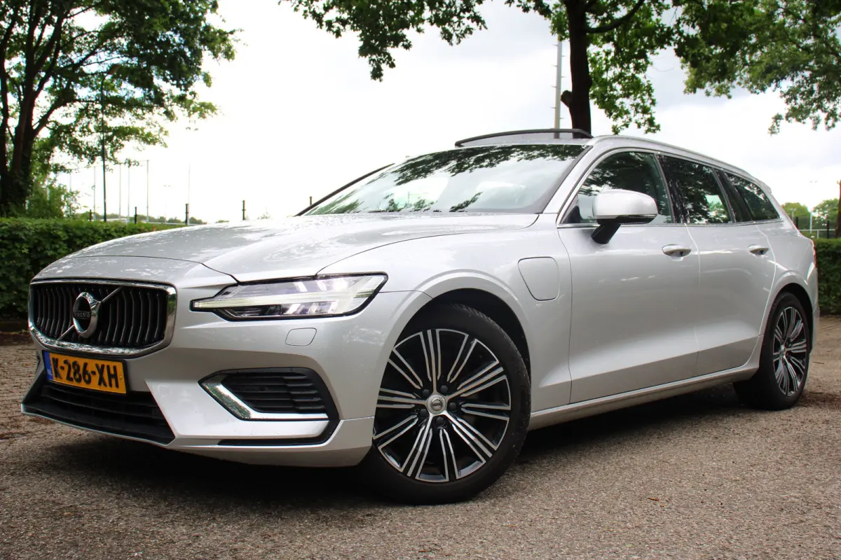 2.0 T8 Twin Engine AWD Momentum Pro | PANODAK | STOEL + STUURVERWARMING | DODE HOEK | ADAPTIVE CRUISE | CAMERA | PARK SENS V+A | ELEKTR. STOEL INCL. MEMORY