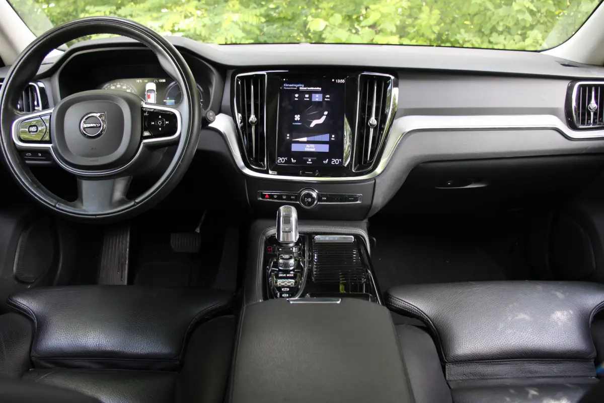 2.0 T8 Twin Engine AWD Momentum Pro | PANODAK | STOEL + STUURVERWARMING | DODE HOEK | ADAPTIVE CRUISE | CAMERA | PARK SENS V+A | ELEKTR. STOEL INCL. MEMORY