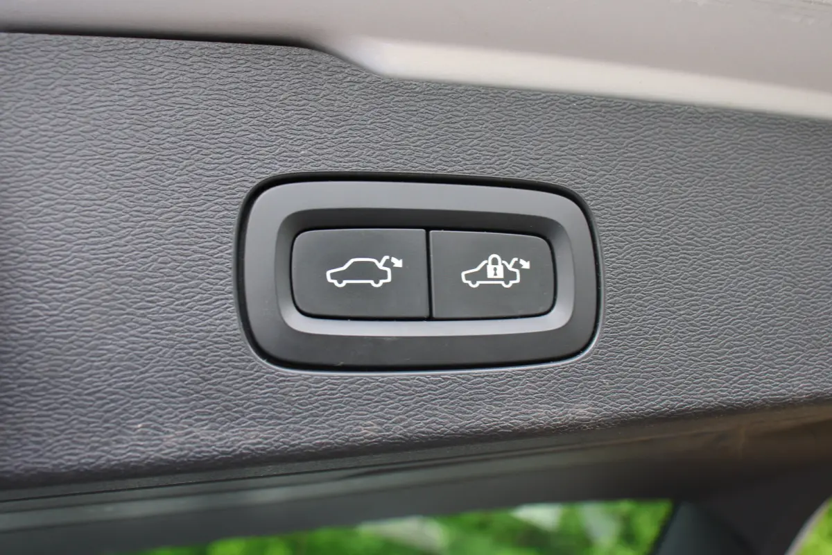 2.0 T8 Twin Engine AWD Momentum Pro | PANODAK | STOEL + STUURVERWARMING | DODE HOEK | ADAPTIVE CRUISE | CAMERA | PARK SENS V+A | ELEKTR. STOEL INCL. MEMORY
