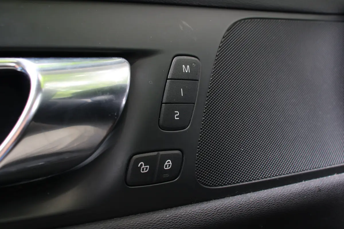 2.0 T8 Twin Engine AWD Momentum Pro | PANODAK | STOEL + STUURVERWARMING | DODE HOEK | ADAPTIVE CRUISE | CAMERA | PARK SENS V+A | ELEKTR. STOEL INCL. MEMORY