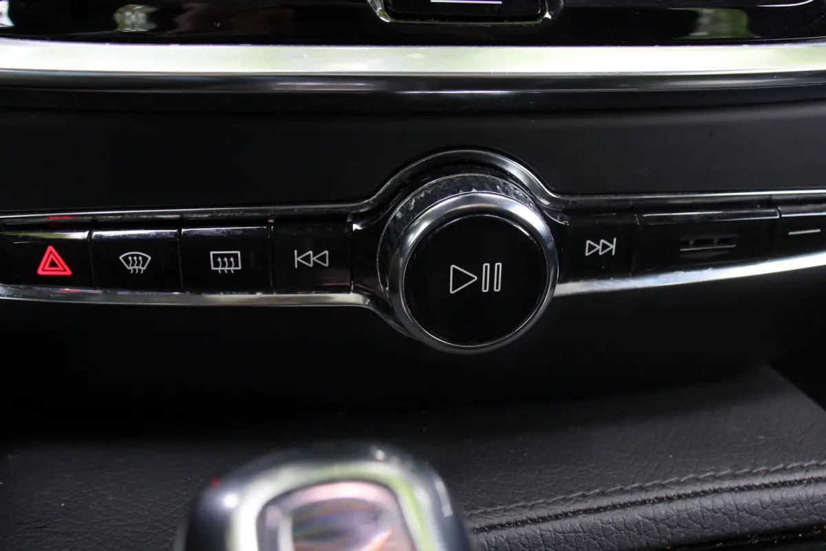 2.0 T8 Twin Engine AWD Momentum Pro | PANODAK | STOEL + STUURVERWARMING | DODE HOEK | ADAPTIVE CRUISE | CAMERA | PARK SENS V+A | ELEKTR. STOEL INCL. MEMORY