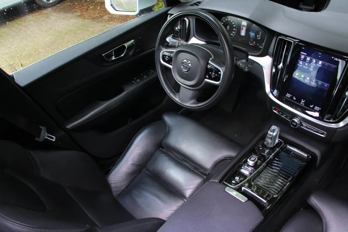 2.0 T8 Twin Engine AWD Momentum Pro | PANODAK | STOEL + STUURVERWARMING | DODE HOEK | ADAPTIVE CRUISE | CAMERA | PARK SENS V+A | ELEKTR. STOEL INCL. MEMORY