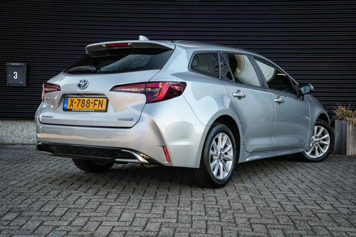 Hybrid 140 Active | CarPlay | ACC | Clima | Camera | Metallic | Navi | Dealer ond. |