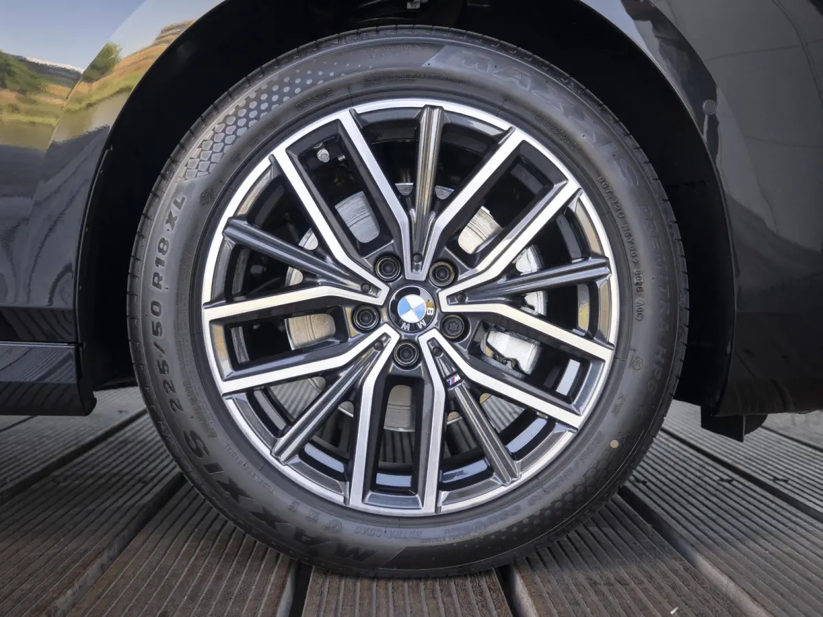 225e xDrive High Executive | M Sportpakket | Comfort Pack | Innovation Pack | Panoramadak