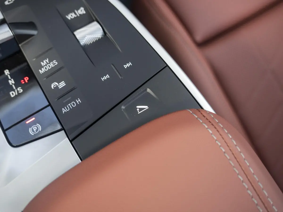 225e xDrive High Executive | M Sportpakket | Comfort Pack | Innovation Pack | Panoramadak