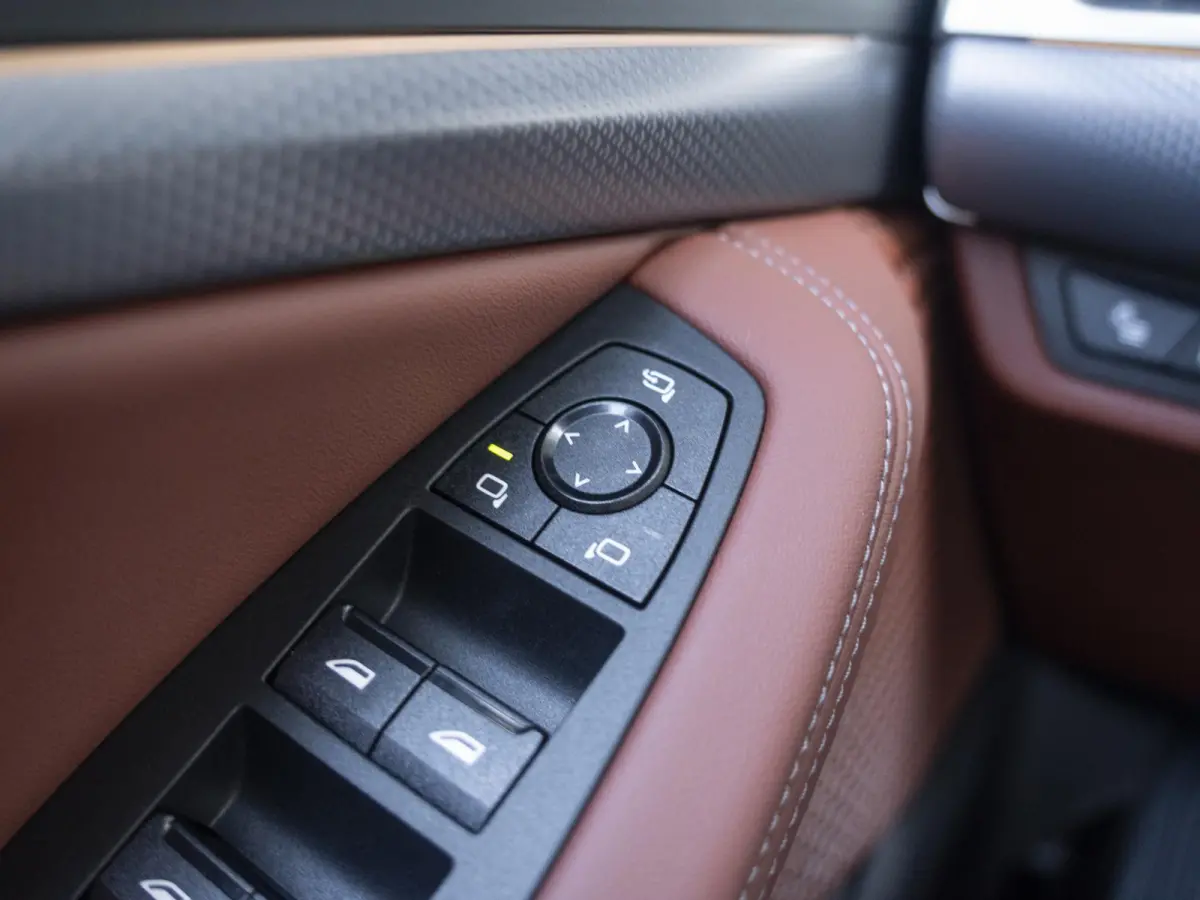 225e xDrive High Executive | M Sportpakket | Comfort Pack | Innovation Pack | Panoramadak