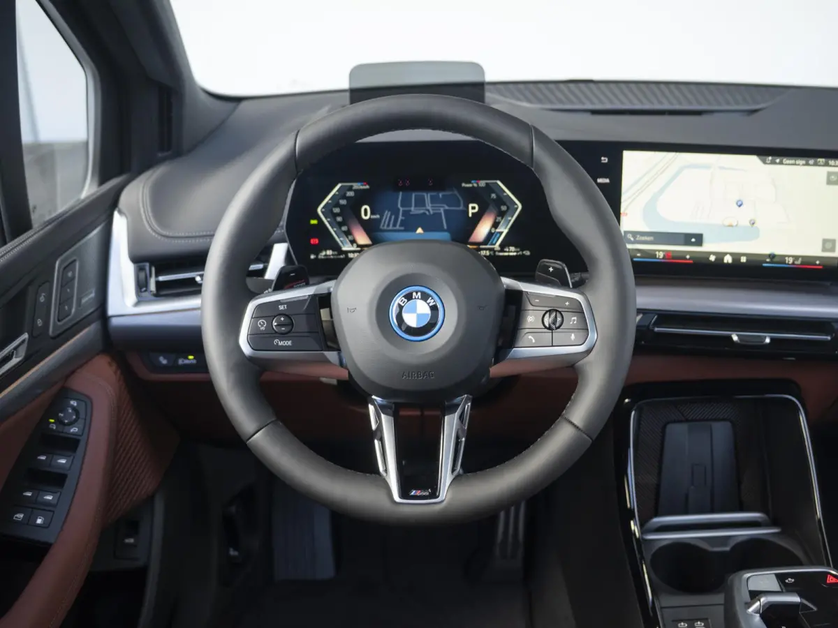 225e xDrive High Executive | M Sportpakket | Comfort Pack | Innovation Pack | Panoramadak