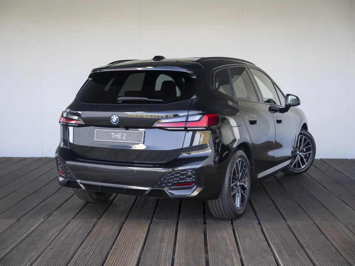225e xDrive High Executive | M Sportpakket | Comfort Pack | Innovation Pack | Panoramadak