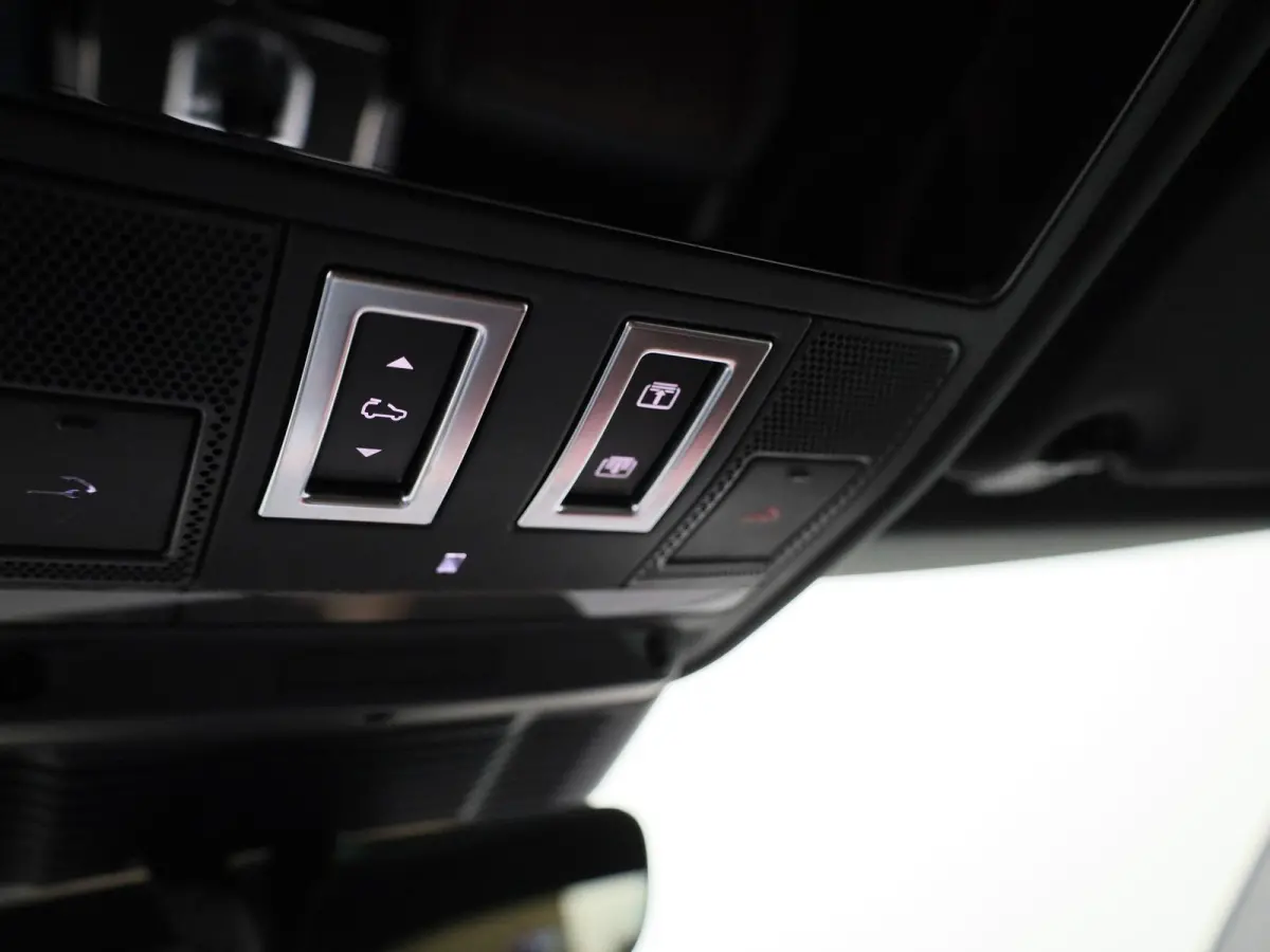 1.5 P300e AWD R-Dynamic HSE | PANODAK-SCHUIFDAK | MERIDIAN AUDIO | BLACK PACK | COLD CLIMATE PACK