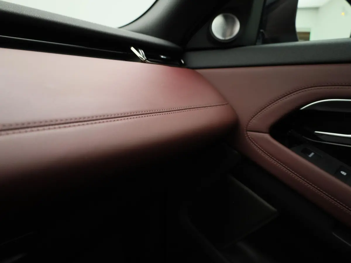 1.5 P300e AWD R-Dynamic HSE | PANODAK-SCHUIFDAK | MERIDIAN AUDIO | BLACK PACK | COLD CLIMATE PACK