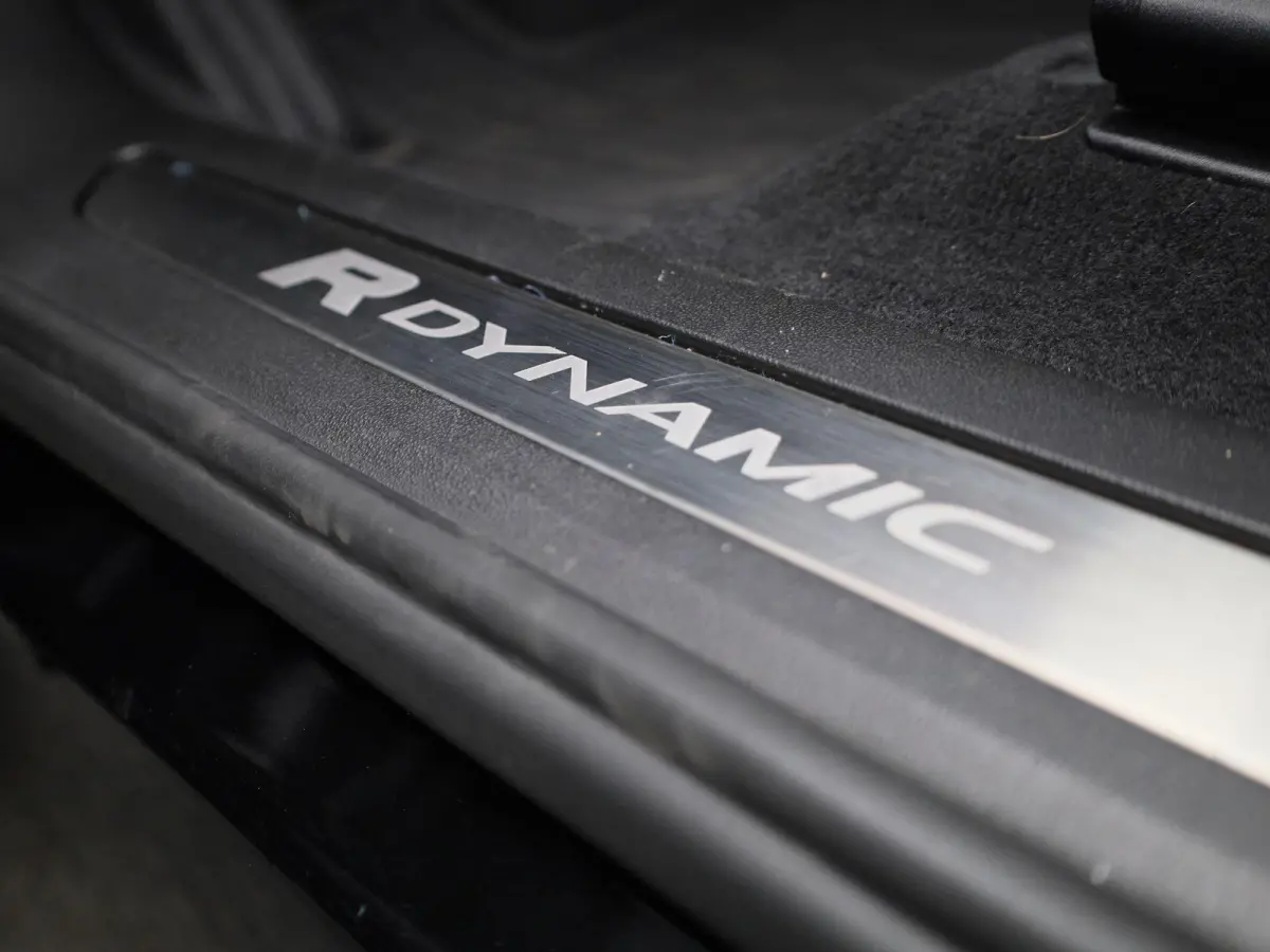 1.5 P300e AWD R-Dynamic HSE | PANODAK-SCHUIFDAK | MERIDIAN AUDIO | BLACK PACK | COLD CLIMATE PACK