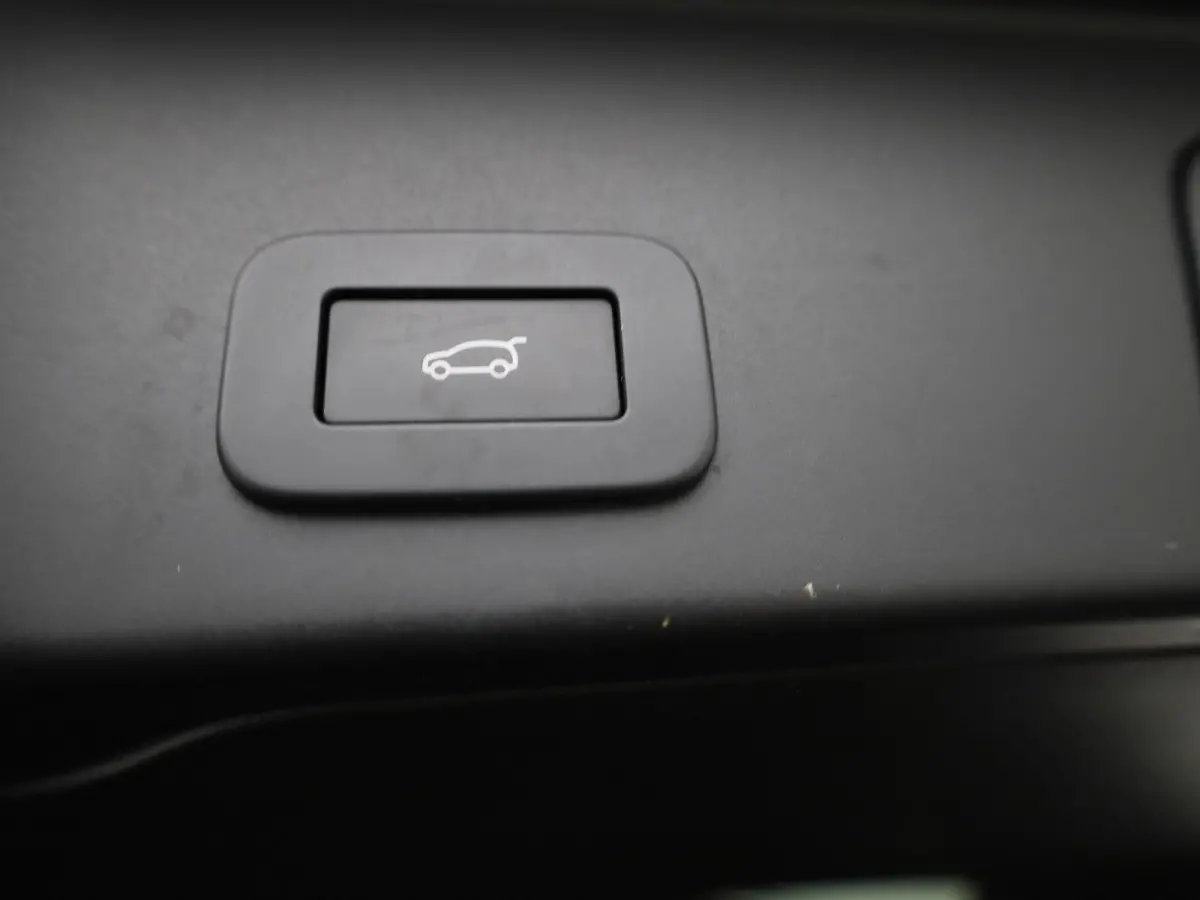 1.5 P300e AWD R-Dynamic HSE | PANODAK-SCHUIFDAK | MERIDIAN AUDIO | BLACK PACK | COLD CLIMATE PACK