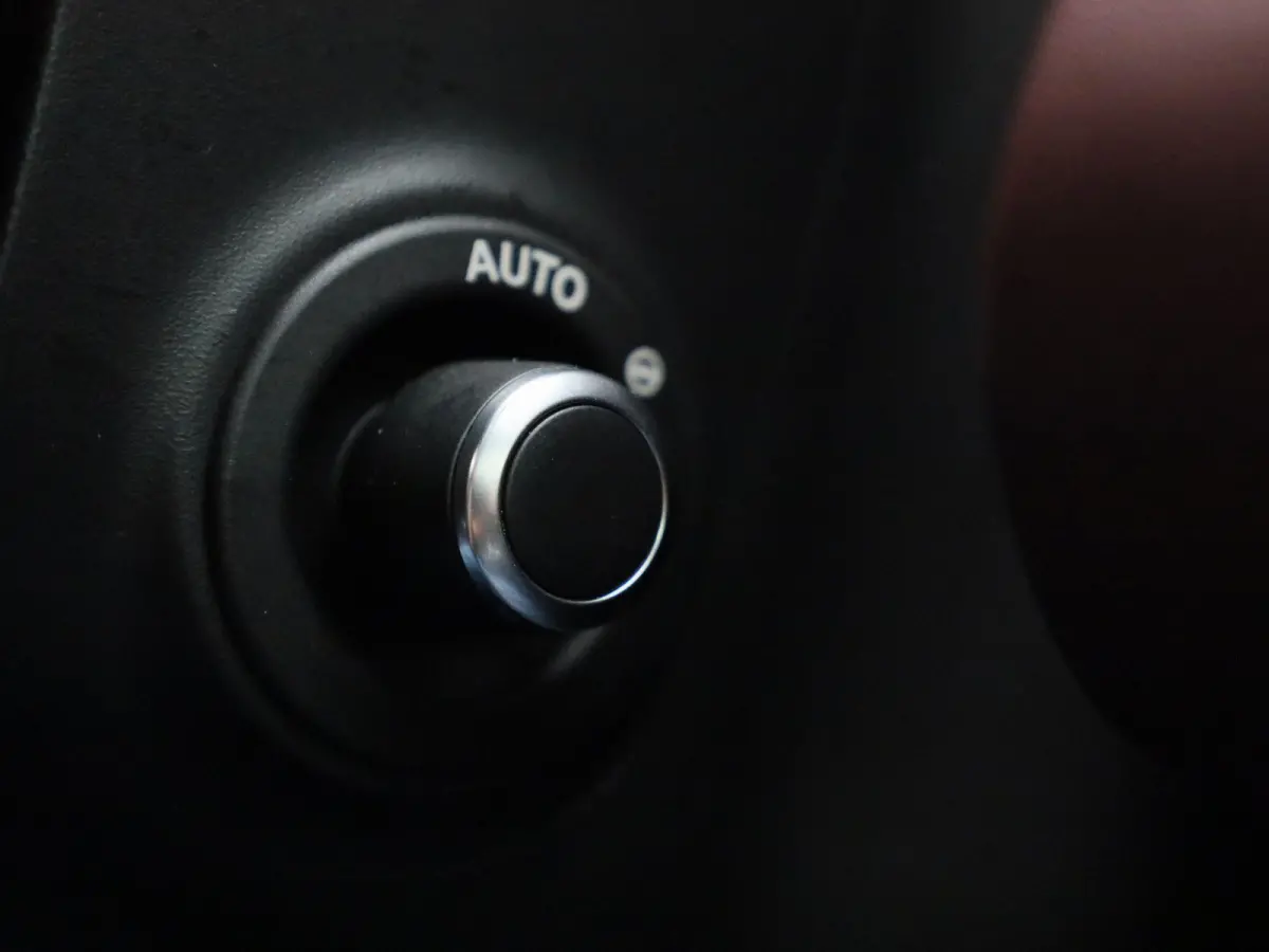 1.5 P300e AWD R-Dynamic HSE | PANODAK-SCHUIFDAK | MERIDIAN AUDIO | BLACK PACK | COLD CLIMATE PACK