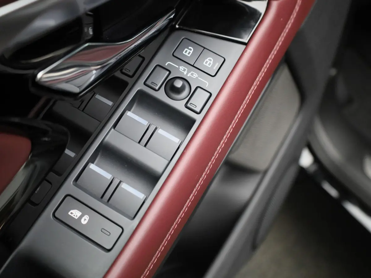 1.5 P300e AWD R-Dynamic HSE | PANODAK-SCHUIFDAK | MERIDIAN AUDIO | BLACK PACK | COLD CLIMATE PACK