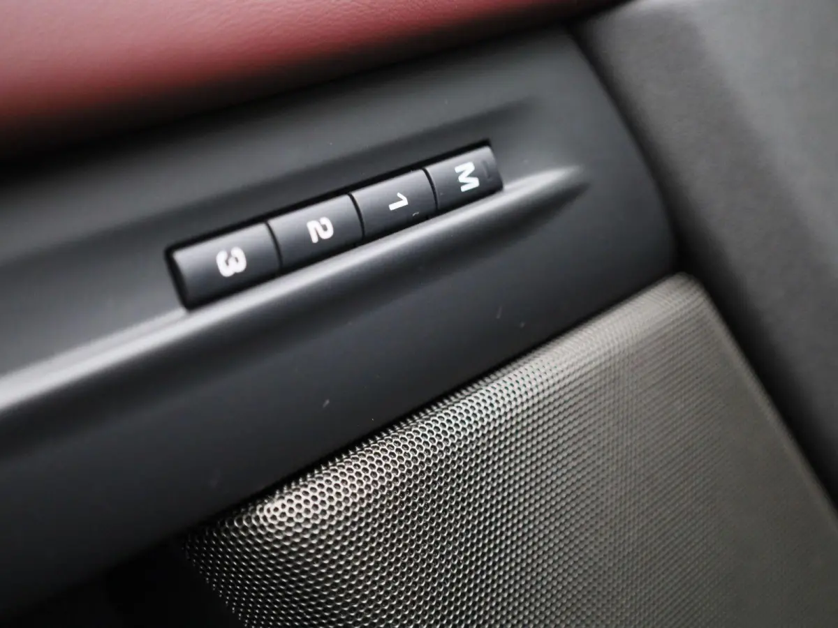 1.5 P300e AWD R-Dynamic HSE | PANODAK-SCHUIFDAK | MERIDIAN AUDIO | BLACK PACK | COLD CLIMATE PACK