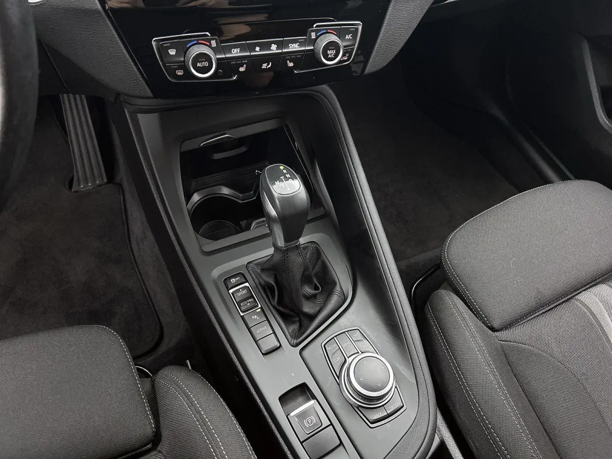 xDrive25e | Automaat | Achteruitrijcamera | Parkeersensoren | Stoelverwarming |