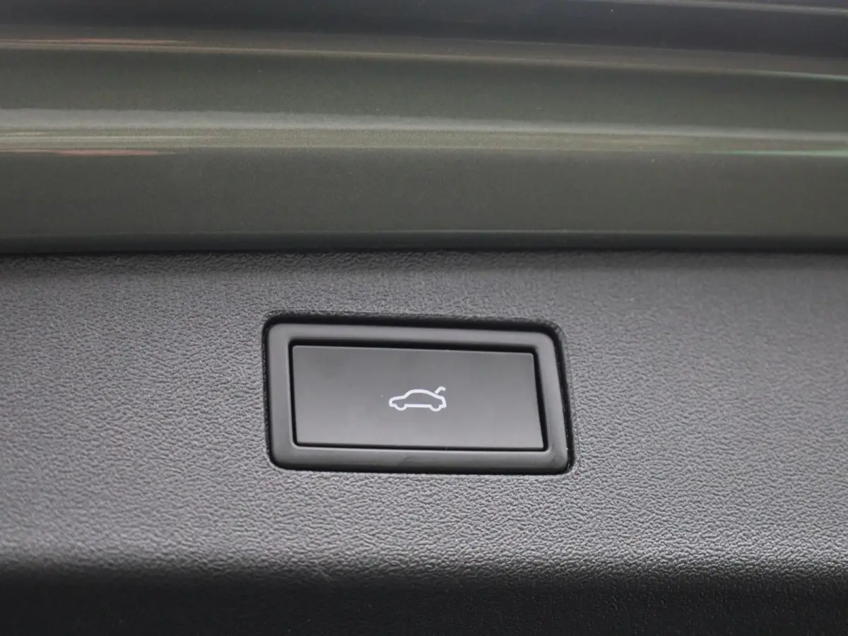 1.5 eHybrid R-Line Edition 272 PK| Soh 100% | Trekhaak | 360 Camera | Navigatie Groot | Head-Updisplay | LED Matrix | Stoelverwarming | Stuurwielverwarming