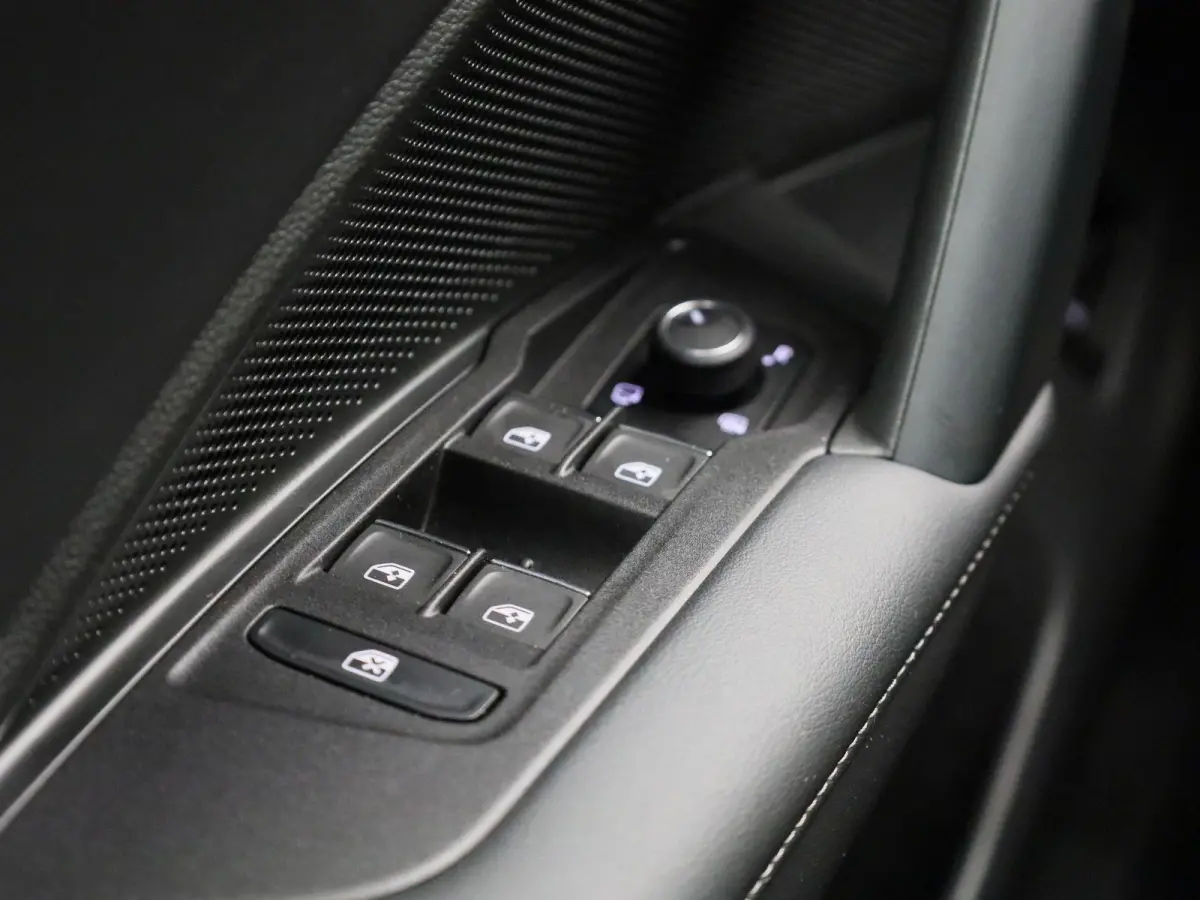 1.5 eHybrid R-Line Edition 272 PK| Soh 100% | Trekhaak | 360 Camera | Navigatie Groot | Head-Updisplay | LED Matrix | Stoelverwarming | Stuurwielverwarming