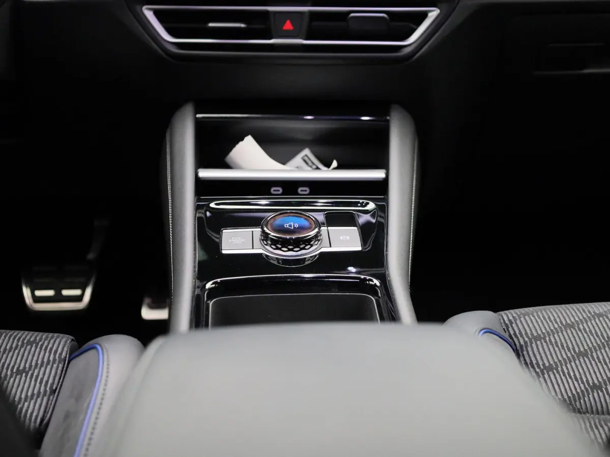 1.5 eHybrid R-Line Edition 272 PK| Soh 100% | Trekhaak | 360 Camera | Navigatie Groot | Head-Updisplay | LED Matrix | Stoelverwarming | Stuurwielverwarming