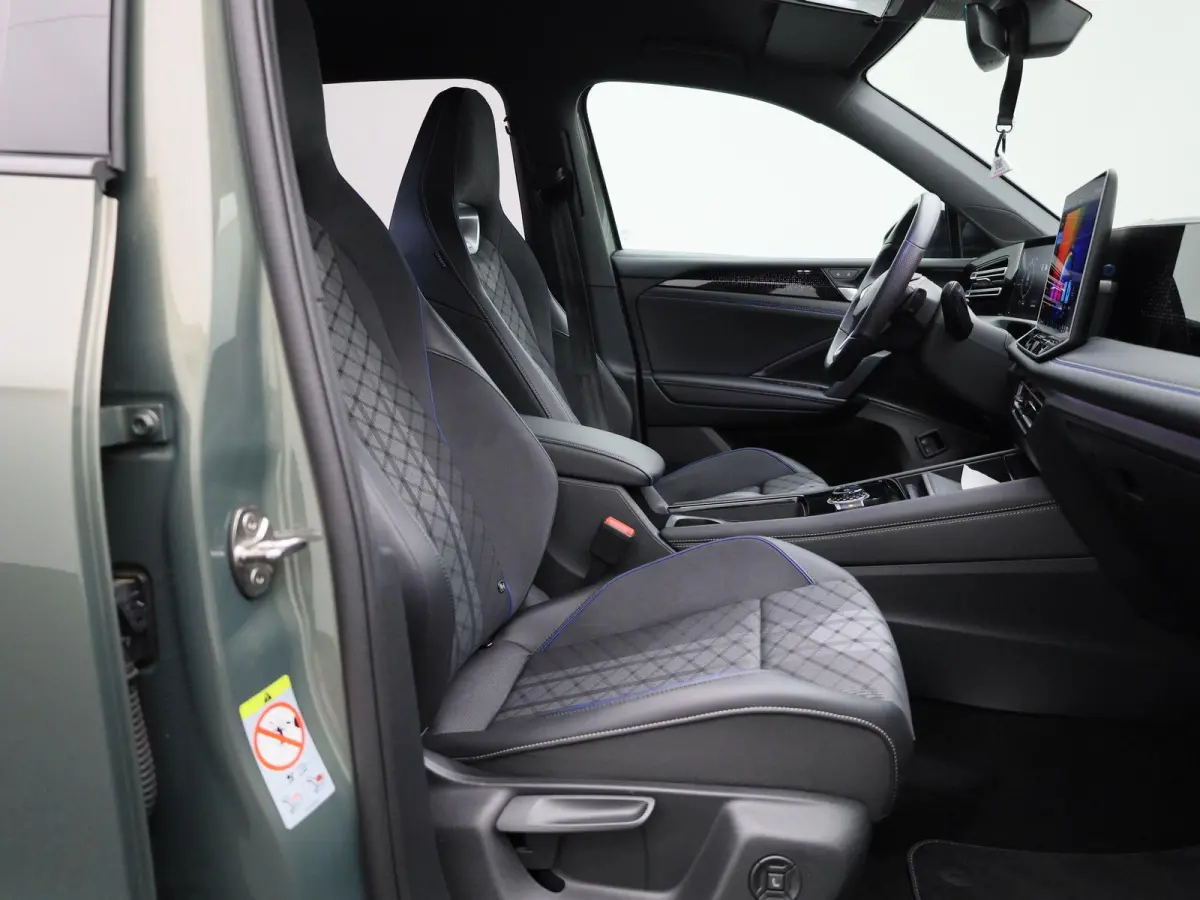 1.5 eHybrid R-Line Edition 272 PK| Soh 100% | Trekhaak | 360 Camera | Navigatie Groot | Head-Updisplay | LED Matrix | Stoelverwarming | Stuurwielverwarming