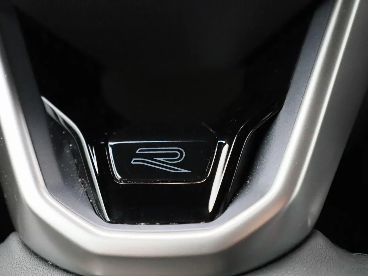 1.5 eHybrid R-Line Edition 272 PK| Soh 100% | Trekhaak | 360 Camera | Navigatie Groot | Head-Updisplay | LED Matrix | Stoelverwarming | Stuurwielverwarming