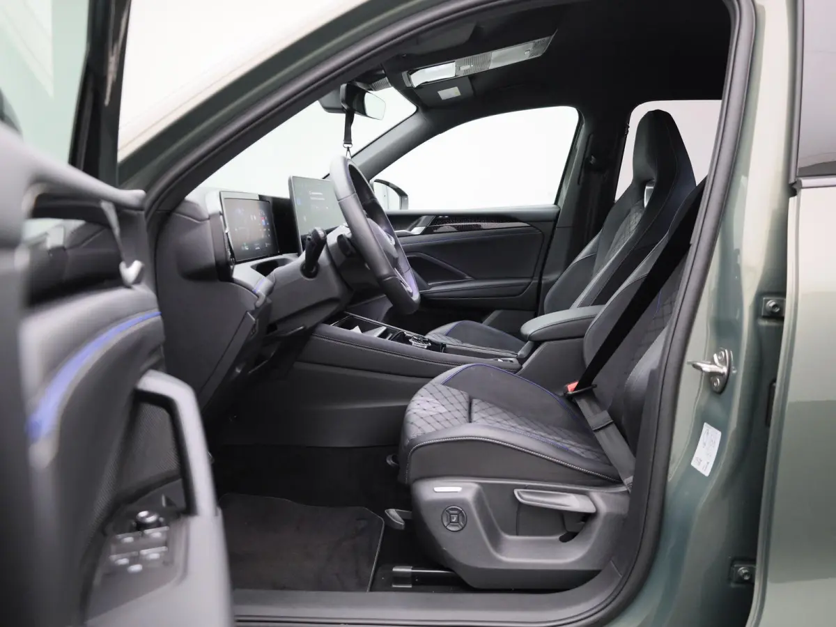 1.5 eHybrid R-Line Edition 272 PK| Soh 100% | Trekhaak | 360 Camera | Navigatie Groot | Head-Updisplay | LED Matrix | Stoelverwarming | Stuurwielverwarming