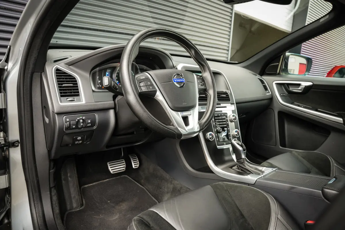 2.0 T6 FWD R-Design | Panorama | Trekhaak | Clima | Cruise | Bluetooth | Navi | Metalic | Mooi!