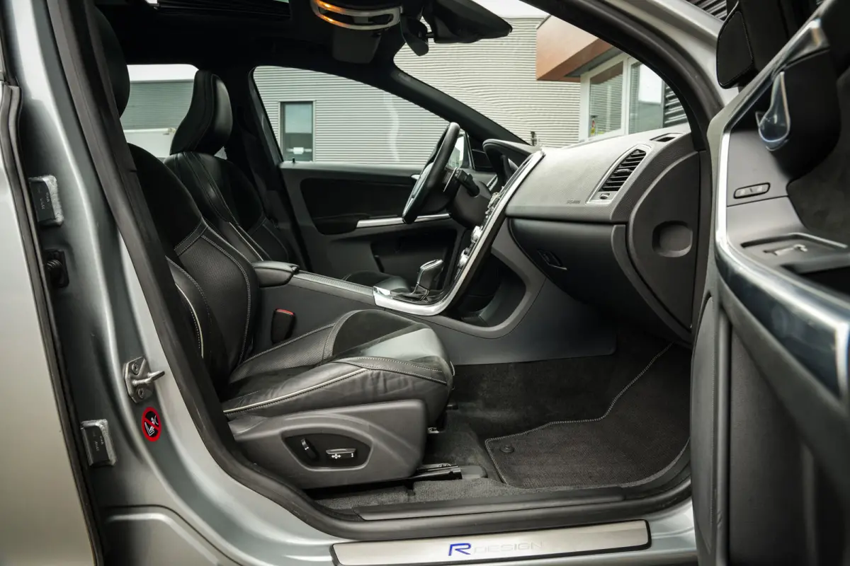 2.0 T6 FWD R-Design | Panorama | Trekhaak | Clima | Cruise | Bluetooth | Navi | Metalic | Mooi!