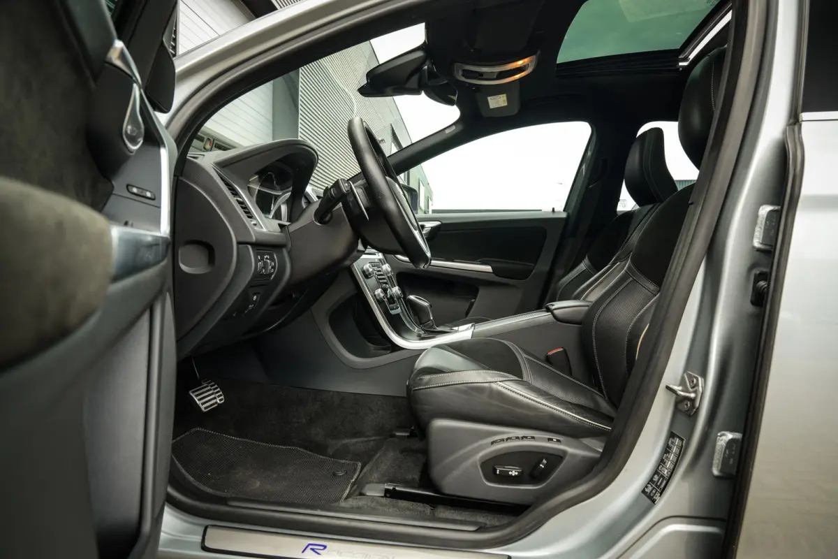 2.0 T6 FWD R-Design | Panorama | Trekhaak | Clima | Cruise | Bluetooth | Navi | Metalic | Mooi!