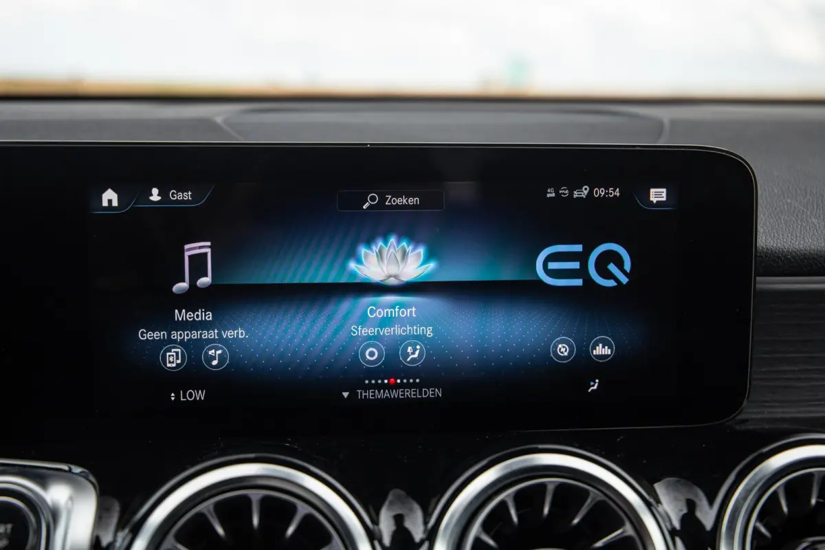 300 4MATIC AMG Line 67 kWh CARPLAY / CAMERA / SFEERVERLICHTING / LEER / STOELVERWARMING