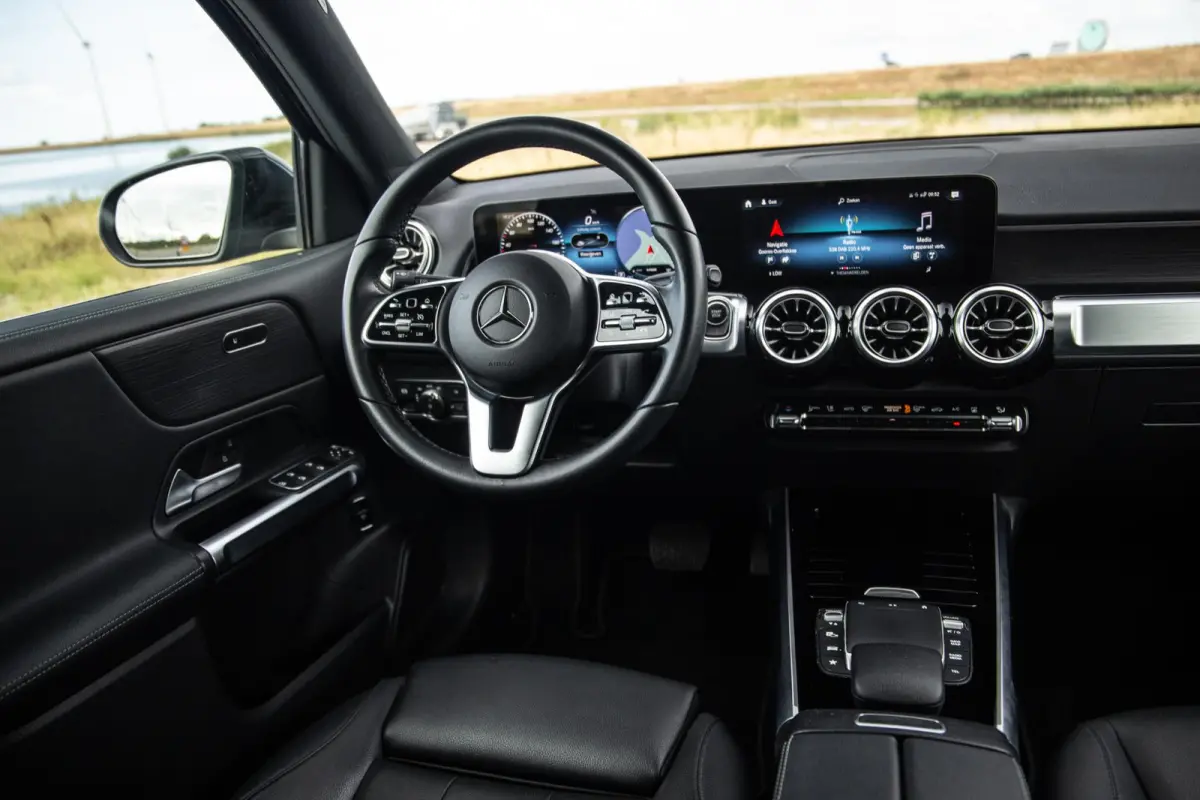 300 4MATIC AMG Line 67 kWh CARPLAY / CAMERA / SFEERVERLICHTING / LEER / STOELVERWARMING