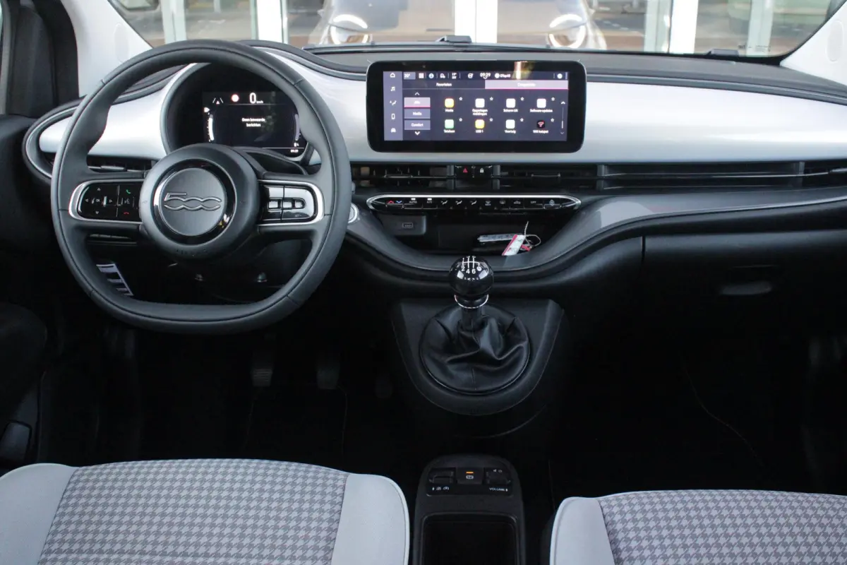 1.0 Hybrid 65PK TORINO LAUNCH EDITION | DRAADLOZE APPLE CARPLAY/ANDROID AUTO | PARKEERSESOREN ACHTER | 16" LICHTMETALEN VELGEN "BURNISHED" | LED KOPLAMPEN "INFINITY" | CLIMATE CONTROL | DAB+