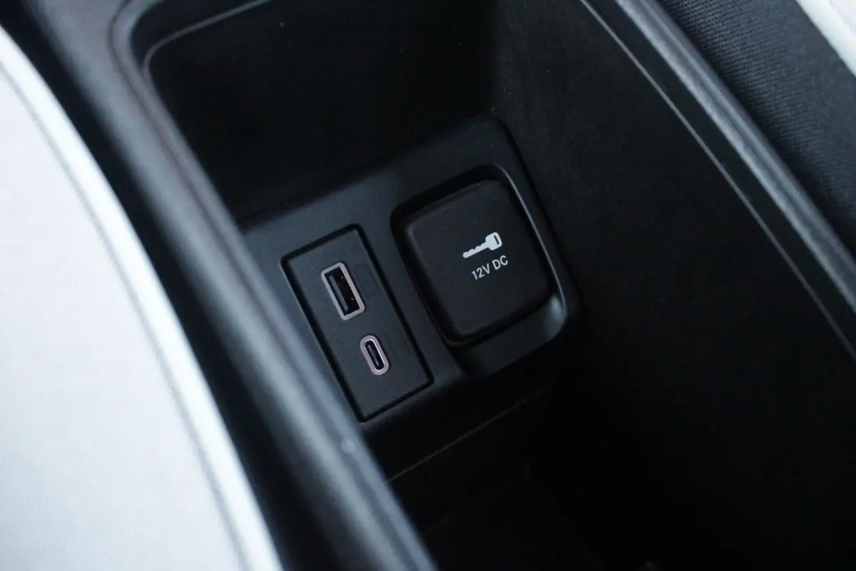 1.0 Hybrid 65PK TORINO LAUNCH EDITION | DRAADLOZE APPLE CARPLAY/ANDROID AUTO | PARKEERSESOREN ACHTER | 16" LICHTMETALEN VELGEN "BURNISHED" | LED KOPLAMPEN "INFINITY" | CLIMATE CONTROL | DAB+