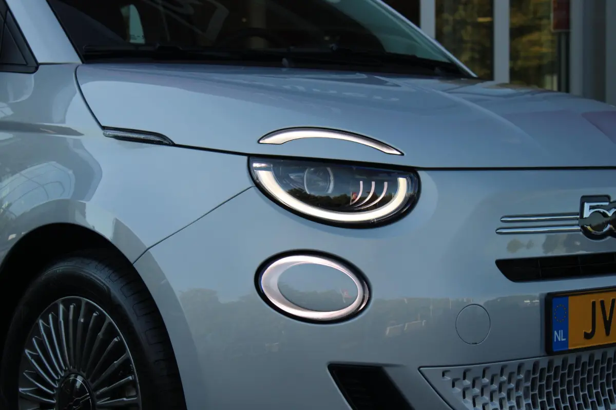 1.0 Hybrid 65PK TORINO LAUNCH EDITION | DRAADLOZE APPLE CARPLAY/ANDROID AUTO | PARKEERSESOREN ACHTER | 16" LICHTMETALEN VELGEN "BURNISHED" | LED KOPLAMPEN "INFINITY" | CLIMATE CONTROL | DAB+
