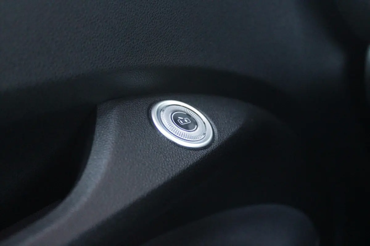 1.0 Hybrid 65PK TORINO LAUNCH EDITION | DRAADLOZE APPLE CARPLAY/ANDROID AUTO | PARKEERSESOREN ACHTER | 16" LICHTMETALEN VELGEN "BURNISHED" | LED KOPLAMPEN "INFINITY" | CLIMATE CONTROL | DAB+