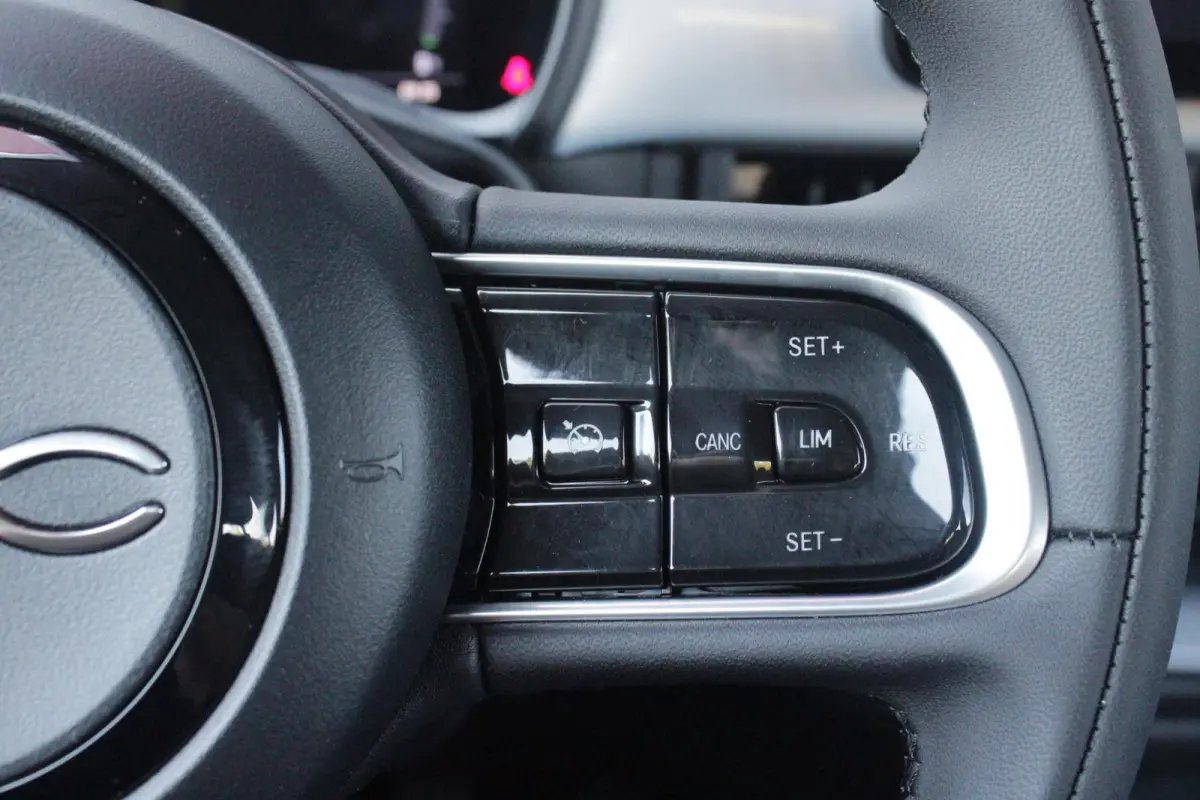 1.0 Hybrid 65PK TORINO LAUNCH EDITION | DRAADLOZE APPLE CARPLAY/ANDROID AUTO | PARKEERSESOREN ACHTER | 16" LICHTMETALEN VELGEN "BURNISHED" | LED KOPLAMPEN "INFINITY" | CLIMATE CONTROL | DAB+