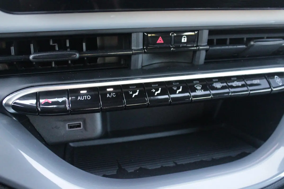 1.0 Hybrid 65PK TORINO LAUNCH EDITION | DRAADLOZE APPLE CARPLAY/ANDROID AUTO | PARKEERSESOREN ACHTER | 16" LICHTMETALEN VELGEN "BURNISHED" | LED KOPLAMPEN "INFINITY" | CLIMATE CONTROL | DAB+
