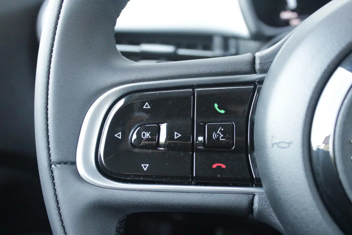 1.0 Hybrid 65PK TORINO LAUNCH EDITION | DRAADLOZE APPLE CARPLAY/ANDROID AUTO | PARKEERSESOREN ACHTER | 16" LICHTMETALEN VELGEN "BURNISHED" | LED KOPLAMPEN "INFINITY" | CLIMATE CONTROL | DAB+