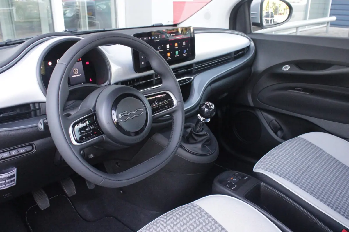 1.0 Hybrid 65PK TORINO LAUNCH EDITION | DRAADLOZE APPLE CARPLAY/ANDROID AUTO | PARKEERSESOREN ACHTER | 16" LICHTMETALEN VELGEN "BURNISHED" | LED KOPLAMPEN "INFINITY" | CLIMATE CONTROL | DAB+