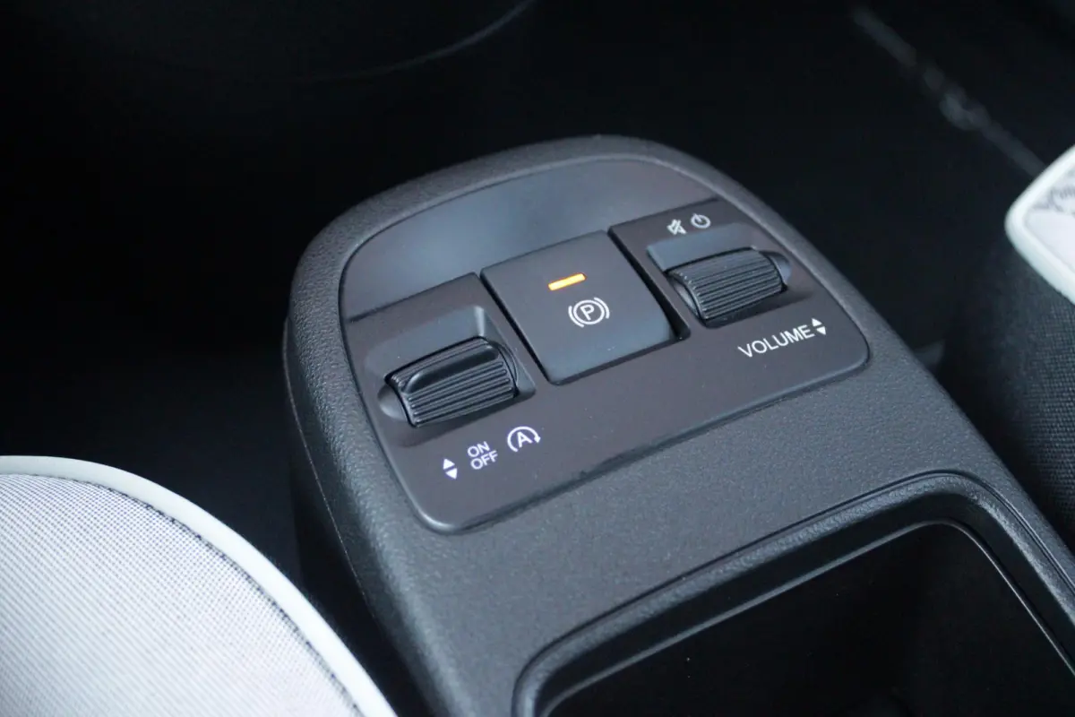 1.0 Hybrid 65PK TORINO LAUNCH EDITION | DRAADLOZE APPLE CARPLAY/ANDROID AUTO | PARKEERSESOREN ACHTER | 16" LICHTMETALEN VELGEN "BURNISHED" | LED KOPLAMPEN "INFINITY" | CLIMATE CONTROL | DAB+