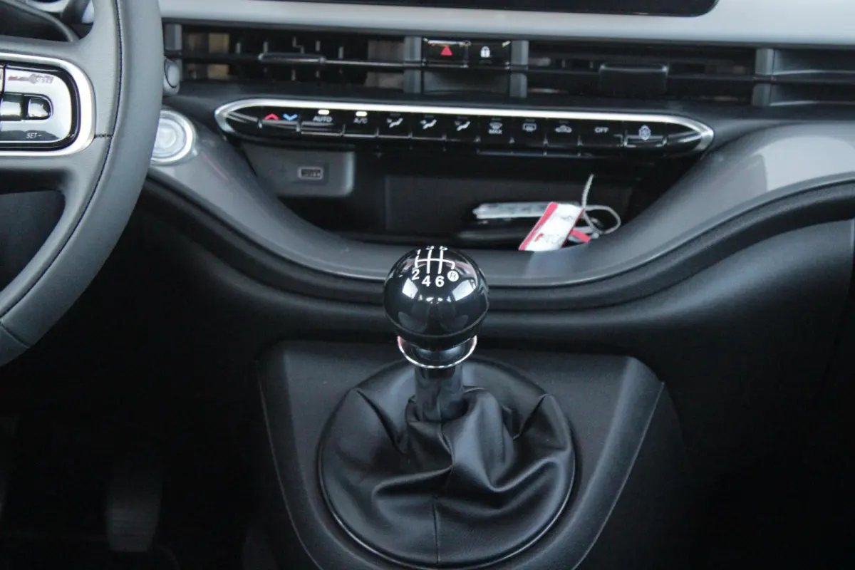 1.0 Hybrid 65PK TORINO LAUNCH EDITION | DRAADLOZE APPLE CARPLAY/ANDROID AUTO | PARKEERSESOREN ACHTER | 16" LICHTMETALEN VELGEN "BURNISHED" | LED KOPLAMPEN "INFINITY" | CLIMATE CONTROL | DAB+